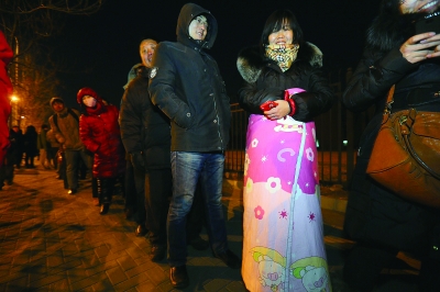 北京少年宫首次招生:家长裹着毛毯半夜排队-中