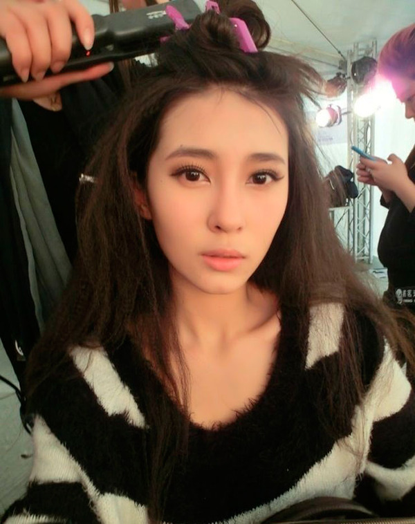 网友曝光刘晓宇绯闻女友 90后车模靓丽青春(组