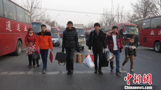 天津千名农民工集体包车回家过年|雇佣|包车