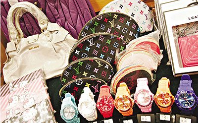 香港海关缴获的假名牌。香港《文汇报》图