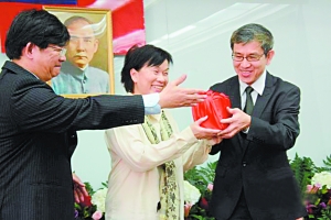 　　▲ 新任台湾文学馆馆长翁志聪（右）自卸任馆长李瑞腾（左）手中接下印信，中为龙应台。