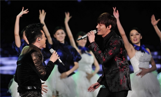 李敏镐（右）与庾澄庆（左）的《情非得已》成为央视马年春晚最受关注的节目。
