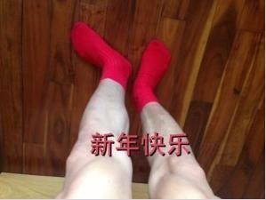 刘烨“美腿”出镜穿红袜 被指尺度大(图)