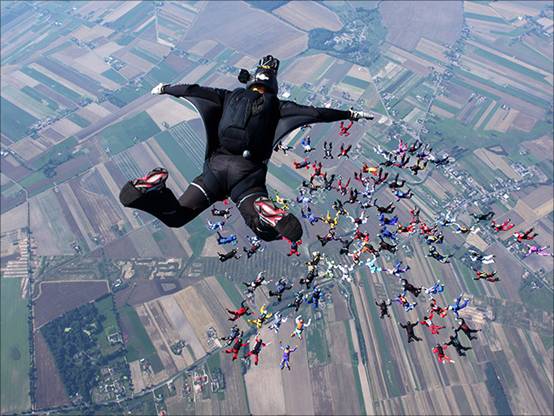 美国女孩跳伞后降落伞未打开 落上千米奇迹生