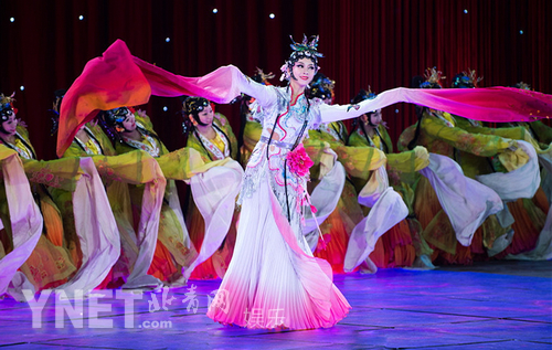 舞蹈家李倩春晚后台照曝光 演绎优雅水袖舞|戏曲|彩扮_凤凰娱乐