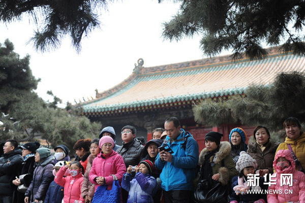 2月1日，游客在沈阳故宫观看演出《新春朝贺》。