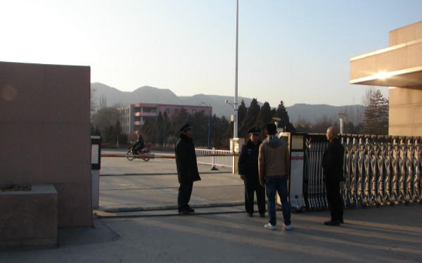 春节期间学校保卫人员坚持值勤巡逻 确保校园