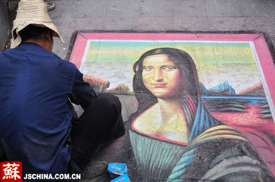 粉笔哥惊现南京 流浪艺术家街头画蒙娜丽莎