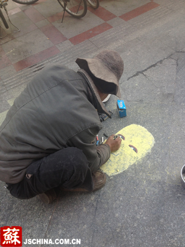粉笔哥惊现南京 流浪艺术家街头画蒙娜丽莎