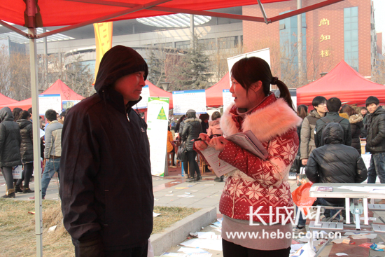 为学生家长陪孩子一起来赶人才大集。胡佳琪