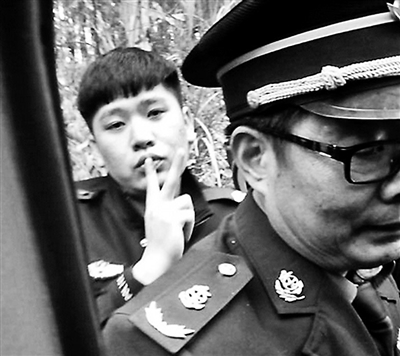 南宁协警打人摆V字手势被疑挑衅|协警|驾驶员