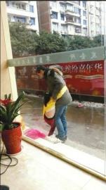 四川:男子扒光女儿衣服当街拖行 狼父行径遭痛批[组图]