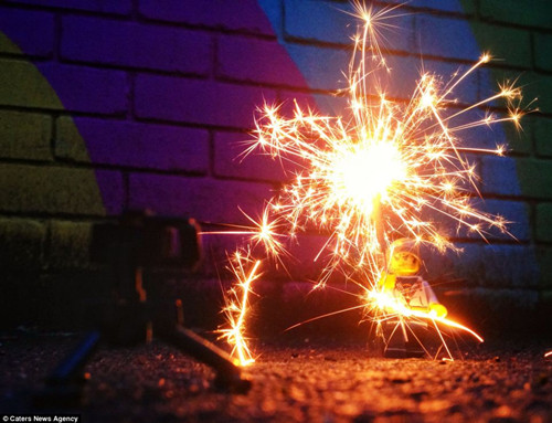 玩具娃娃周游英国 参加婚礼放烟火(组图)