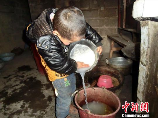 湖北巴东5岁男孩照顾患病奶奶 孝心感动乡邻|奶