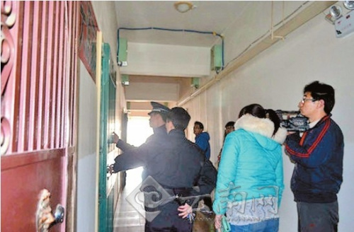 被骗少女带着警察找到家政公司时，家政公司却关门了。秦佳宇 范璇 摄