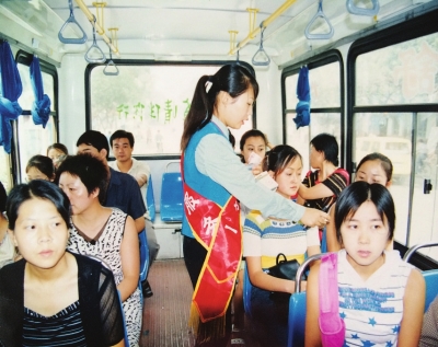 兰州公交车上最后的票员\/图|公交车|无人售票