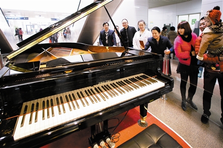 门诊大厅来了隐身钢琴师 自动演奏乐曲(图)|演奏|钢琴