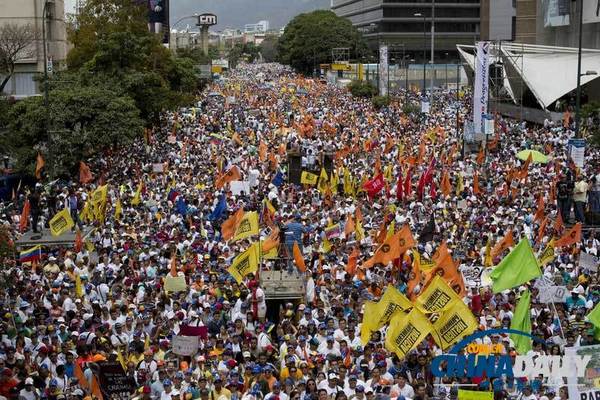 委内瑞拉数万人游行支持马杜罗 与反对派街头
