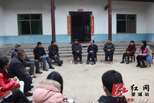 委书记谭小平第一时间到群众家门口征求意见|