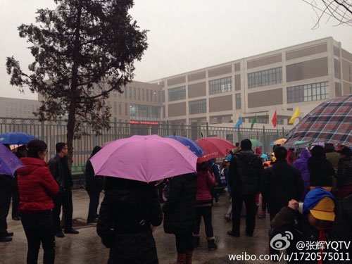 延庆城区，打伞等着接孩子的家长。拍者张辉src="http://y2.ifengimg.com/cmpp/2014/02/26/18/9f959c10-140d-4cd9-82c6-eb7093c100fb.jpg"