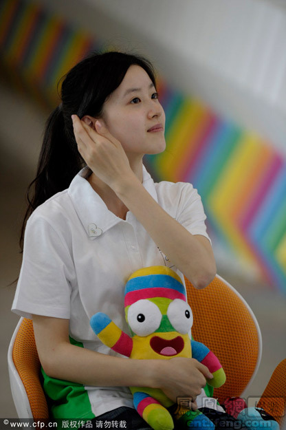 <em>奶茶妹妹</em>任<em>青奥</em>会志愿者代表 手捧吉祥物显清