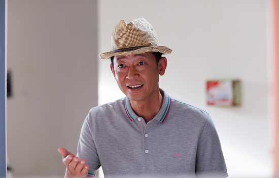 王志文饰演教授欧阳剑,年近五十,儒雅有礼。他不惜为了爱人“返老还童”,打起了美容针。