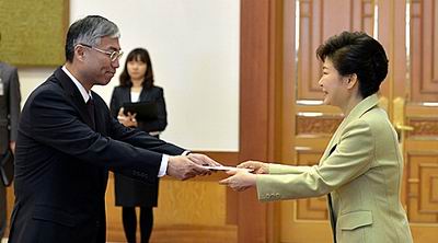 驻韩国大使邱国洪向韩国总统朴槿惠递交国书|朴槿惠|韩国_凤凰资讯