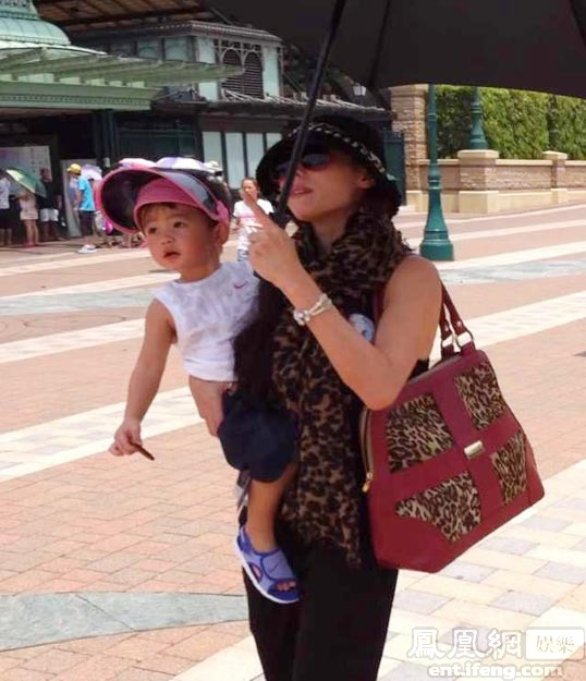 Lucas将5岁生日 张柏芝携两子游乐场庆生[高清