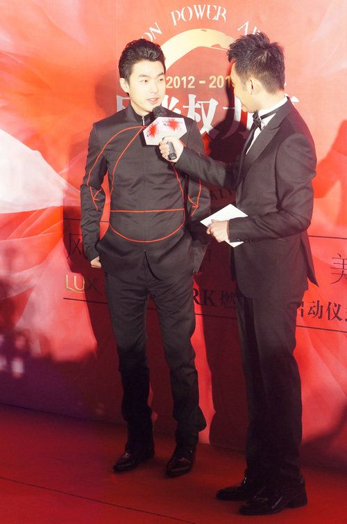 李威公开带林逸欣见习婚礼 疑高调承认恋情|婚