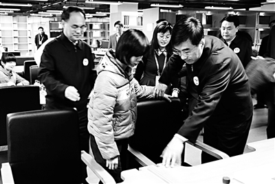 青年志愿者与盲人分享读书体会|志愿者|中央书