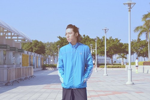 蒋卓嘉受国际知名品牌青睐 坚持跑步有助创作