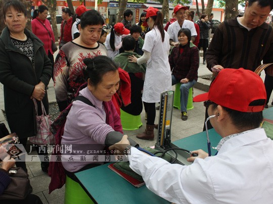 弘扬雷锋精神 青年志愿者走上街头服务市民|广
