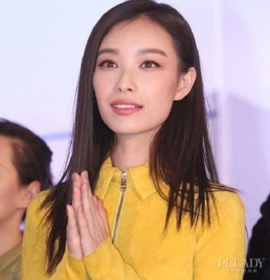 眼妆和珊瑚色红呼应,白皙的底妆打底,越显娇媚魅力。