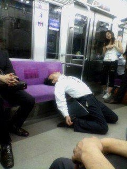 日本地铁奇葩多 女乘客带着皮搋子(组图)