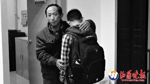 曹晨將頭埋進父親臂彎