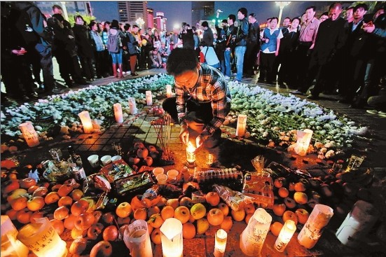 昆明火车站“3·01”严重暴恐事件悼念活动|广场|张建国_凤凰资讯