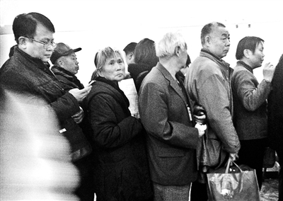 失联者家属昨日填表申请签证|马航|护照