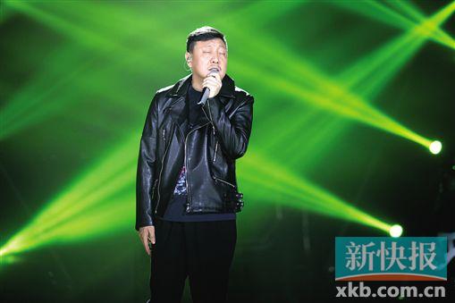 选手太拼了! 《我是歌手》第十期竞演 将于14日晚播出的湖南卫视《我是歌手》第十期竞演于近日录制完成。除邓紫棋钢琴弹唱《Falling》再现铁肺天籁、茜拉深情演绎《Forever love》当场飙泪外,周笔畅挑战范晓萱的摇滚金曲《管他什么音乐》时祭出百变造型做杀手锏,睡衣登场搭配超萌猫耳朵,激烈表演甚至在彩排时打断了鼓槌,连观战嘉宾曹格都忍不住称赞道笔笔比之前进步很多。 周笔畅极度亢奋大释放 第十期竞演对于首发歌手来说可谓是背水一战,如果能顺利晋级将直接进入决赛队伍,反之则需要与补位歌手和淘汰歌手