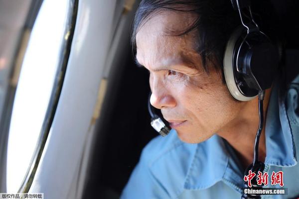 当地时间2014年3月13日,越南昆岛海域,越南空军继续搜索马航失联客机,并已根据中国拍摄到的漂浮物卫星图片,前往疑似失联海域进行搜救。