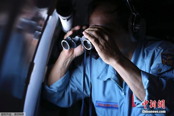 当地时间2014年3月13日,越南昆岛海域,越南空军继续搜索马航失联客机,并已根据中国拍摄到的漂浮物卫星图片,前往疑似失联海域进行搜救。