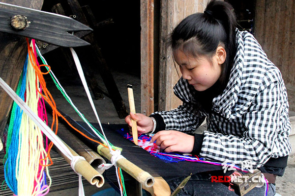 永顺土家族妇女学织绵技艺 转移就业能力(图)|