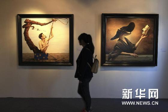 3月15日，观众在“中国观念写实油画展”上参观。新华网图片 宋诚林 摄