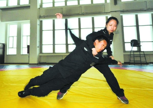 乌鲁木齐<em>女特警</em>展风采|特警|公安局_凤凰资讯