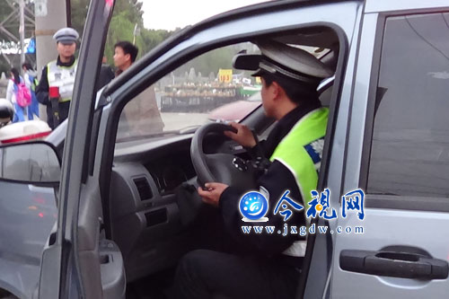 南昌一限号小车上路被查 司机弃车逃跑(图)|交