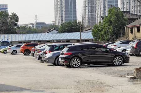 月湖旁一拆迁地块成非法停车场 城管责令停止