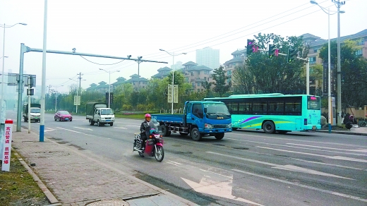 他开车正常通行 摄像头为何一直频闪抓拍|交警