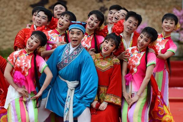 安徽池州:杏花村里享“文化大餐”|夫妻观|黄梅戏_凤凰资讯