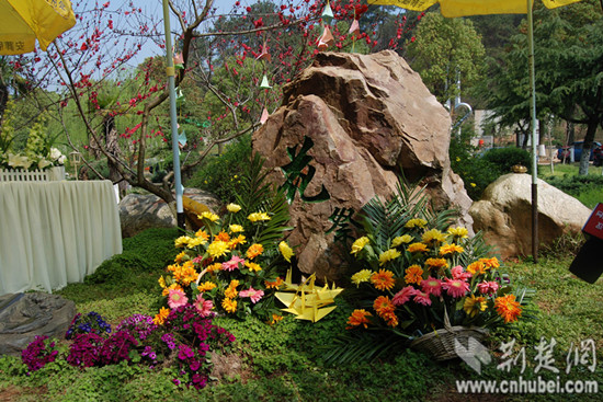 武汉石门峰迎来今年首例花葬 家属称花葬有诗意|公园|国学院_凤凰资讯