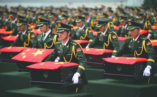 遗骸盖国旗 两战机护航|战斗机|军事