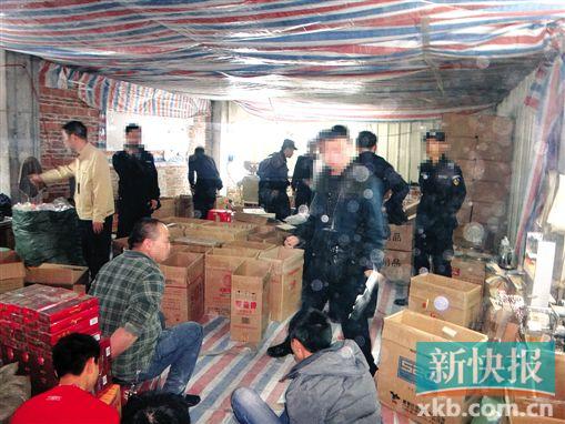 警方当场控制假烟窝点的犯罪嫌疑人。 通讯员供图 白云警方深夜突袭,抓获三人查获26箱假烟 新快报讯 记者刘操 通讯员谢锦焕 胡敏 岑柏瀚报道 放风、监控、报警器,假烟生产窝点摆出三保险来避免干扰。近日,白云警方出击,查扣了该窝点双喜、红山茶、红塔山、红金龙、猴王、娇子、云烟、天下秀等牌子的假烟26箱。 日前某天的深夜,白云警方联合烟草部门展开行动进入东庄三巷可疑房屋内时发现,屋内堆满烟草原料及香烟成品、半成品。制假窝点现场充斥着刺鼻的烟草味。民警发现该处不